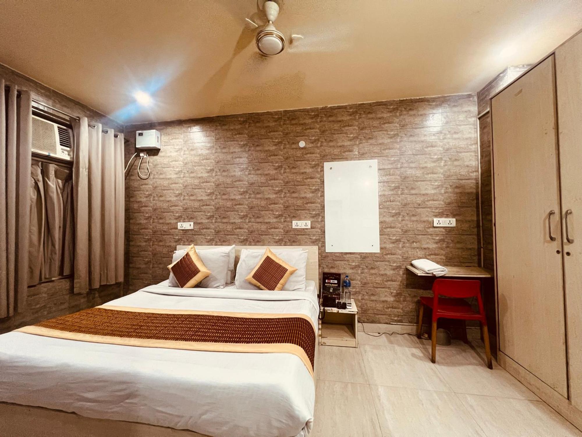 Red Chilly Near Model Town Delhi Metro Station Hotel 3*