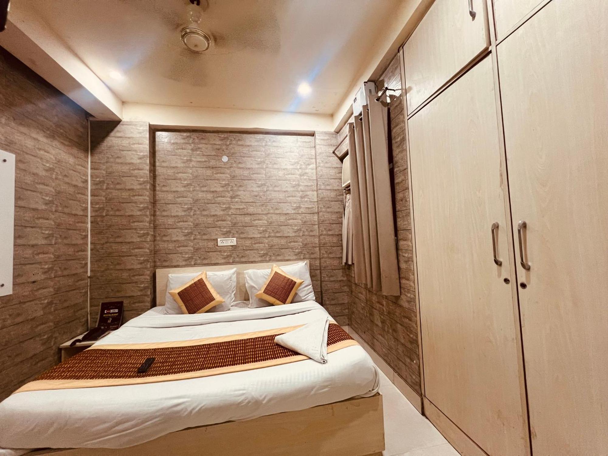 Hotel Red Chilly Near Model Town Delhi Metro Station 3*
