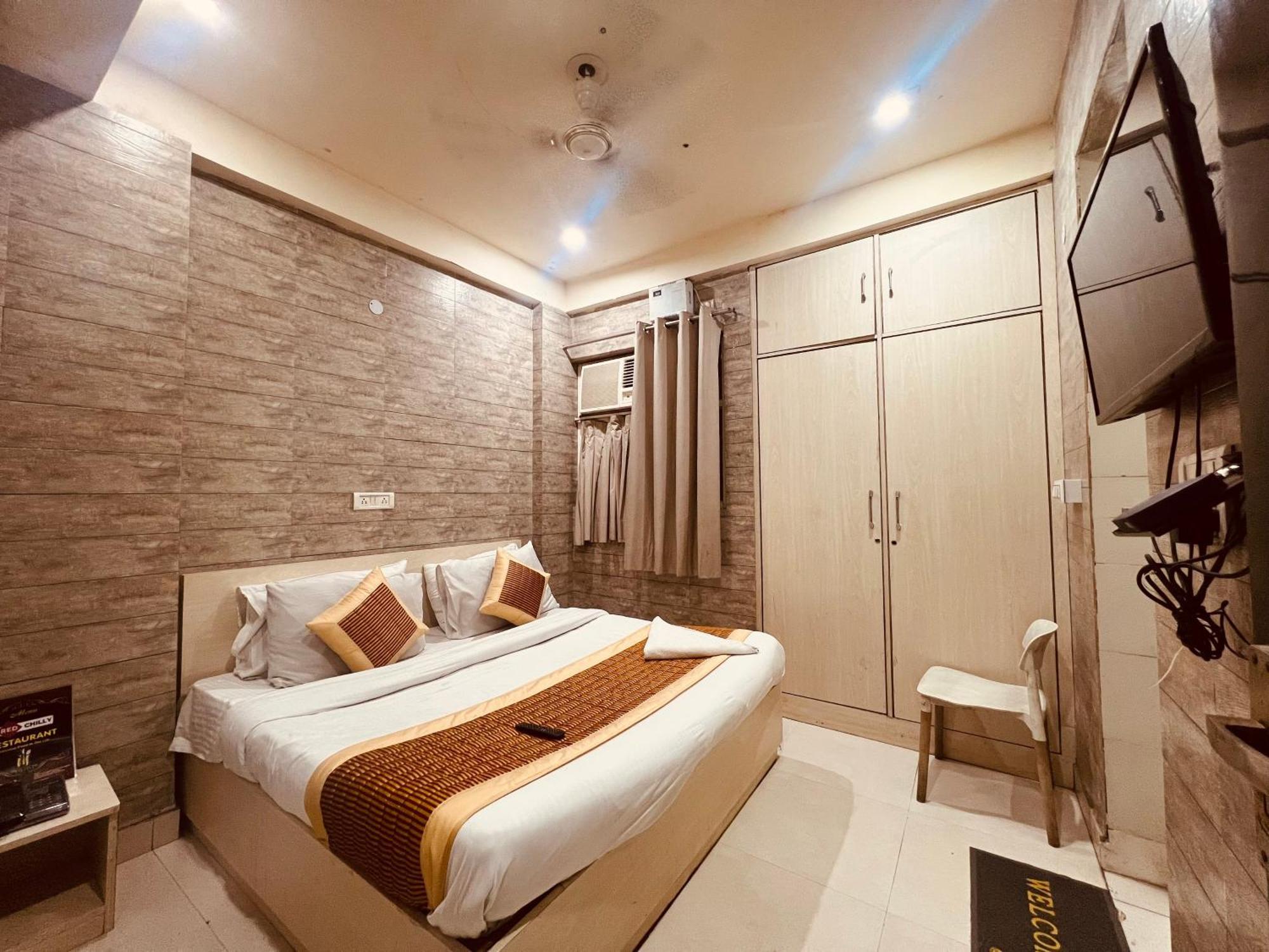 Hotel Red Chilly Near Model Town Delhi Metro Station New Delhi