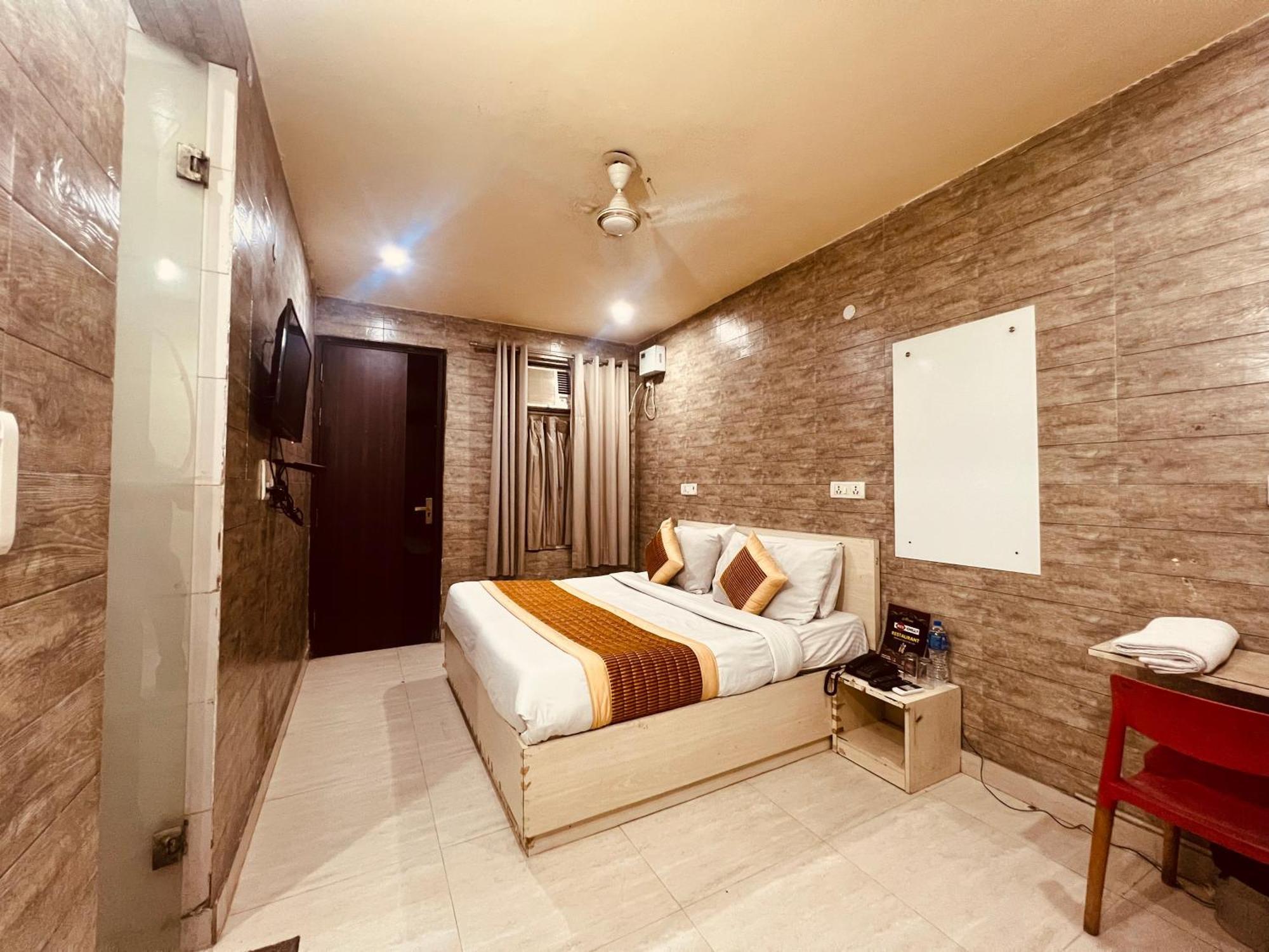 Red Chilly Near Model Town Delhi Metro Station 3* New Delhi