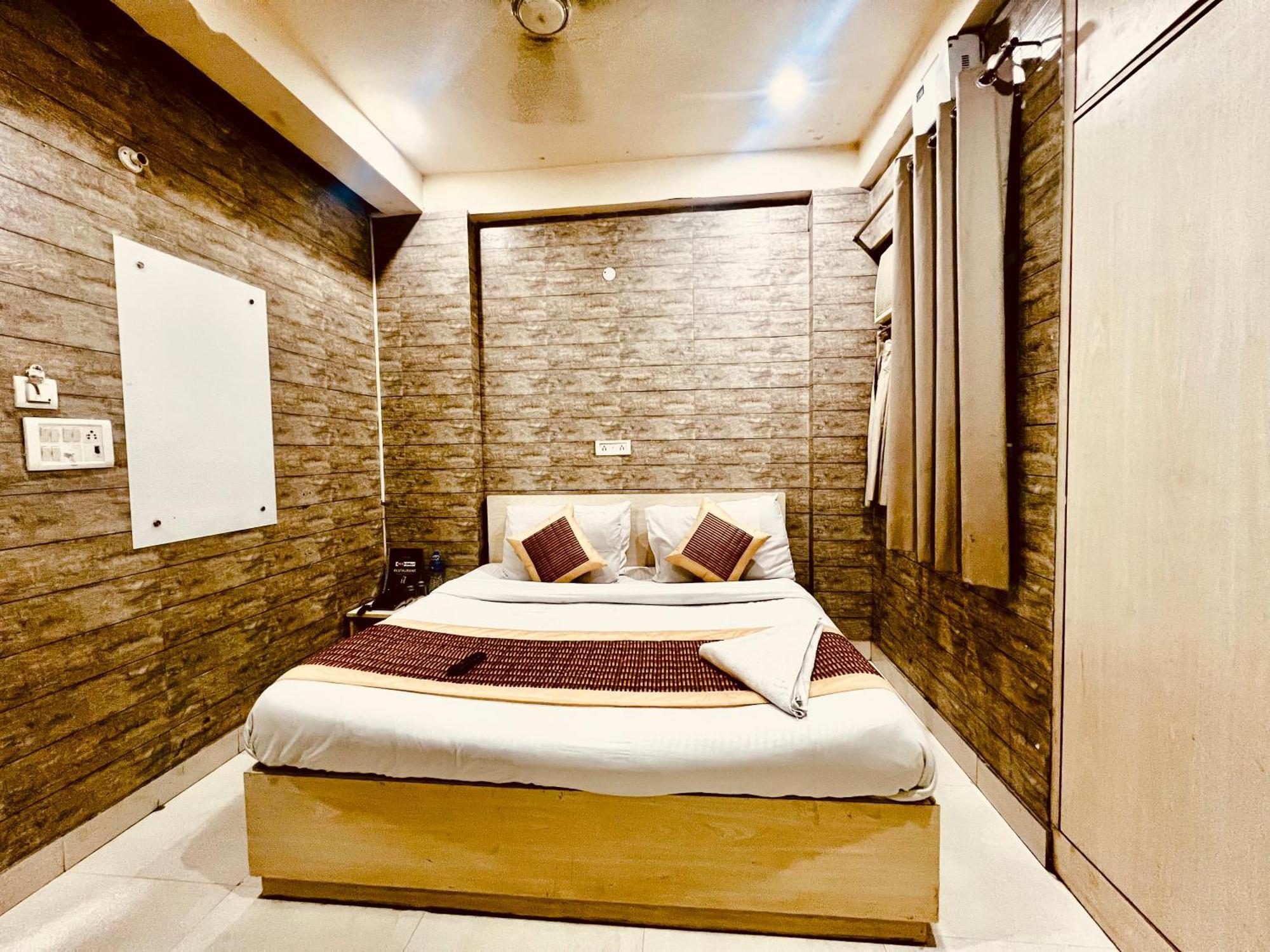 Red Chilly Near Model Town Delhi Metro Station Hotel