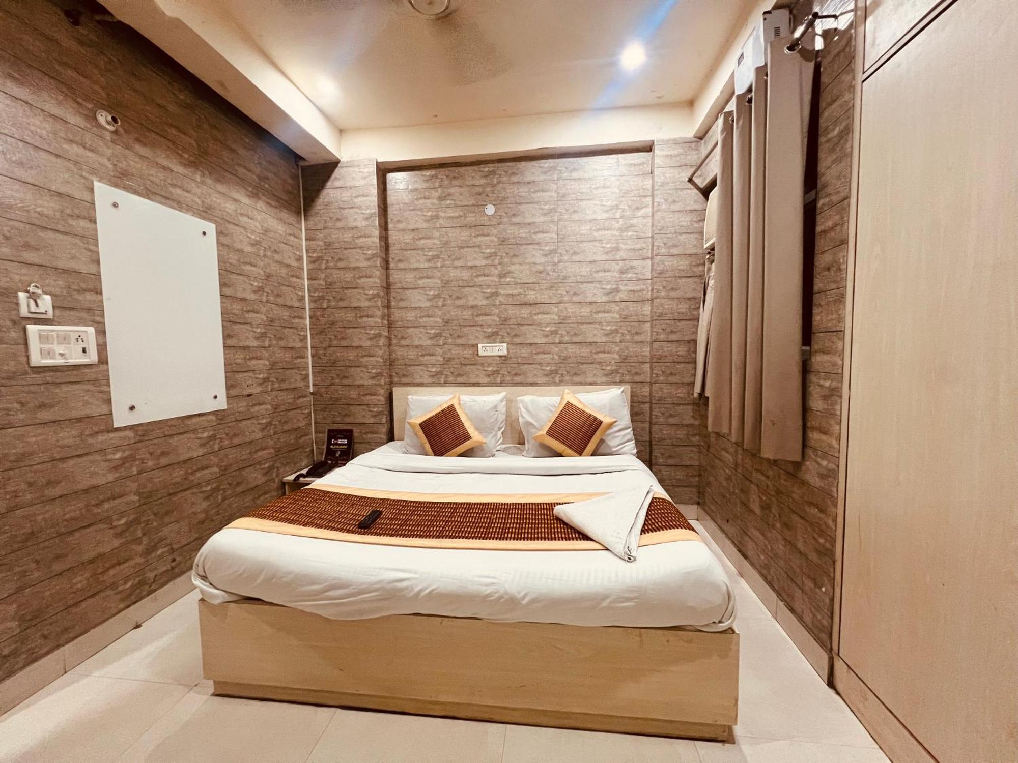 Hotel Red Chilly Near Model Town Delhi Metro Station