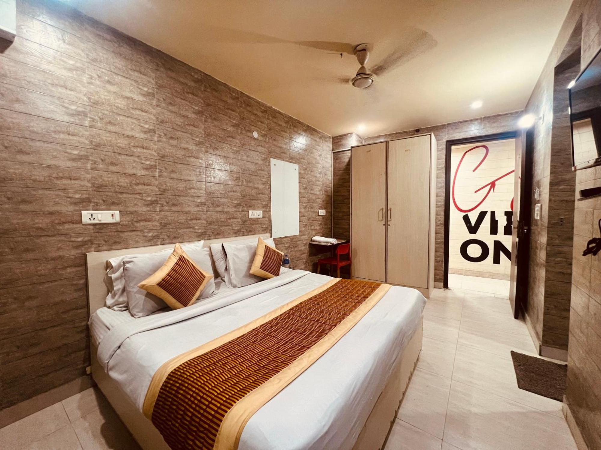 Hotel Red Chilly Near Model Town Delhi Metro Station 3*