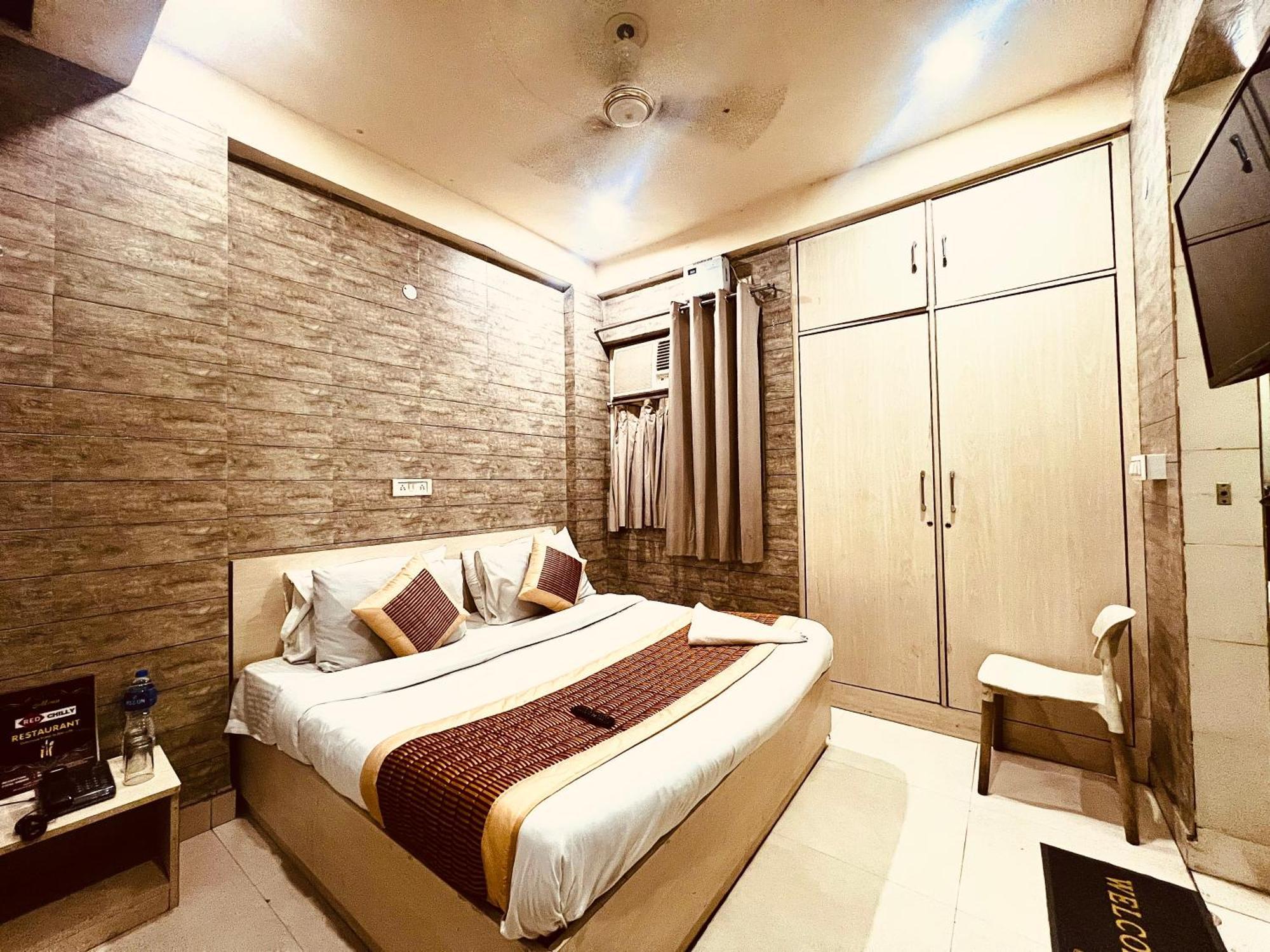 Red Chilly Near Model Town Delhi Metro Station Hotel New Delhi
