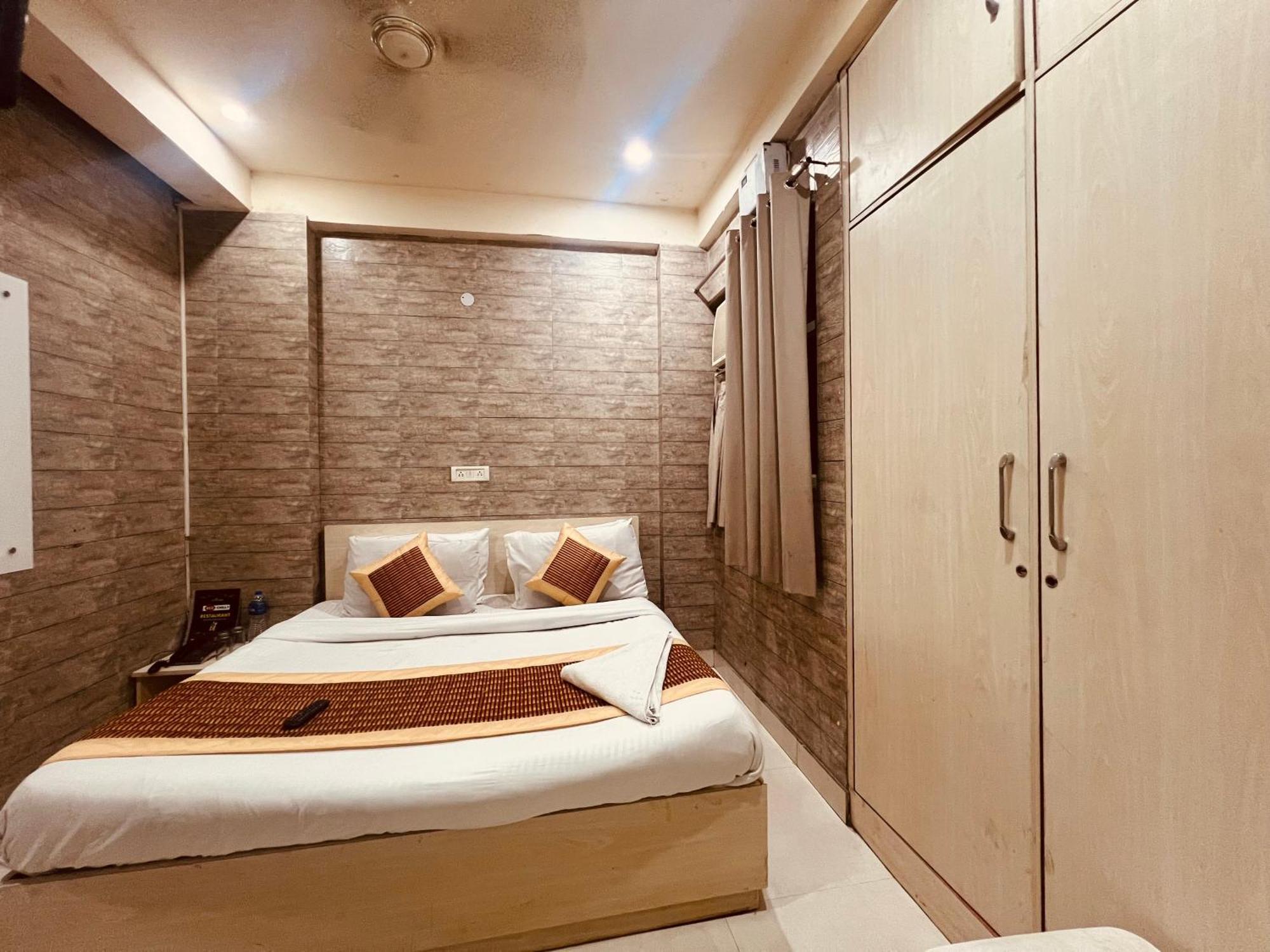 Red Chilly Near Model Town Delhi Metro Station 3*