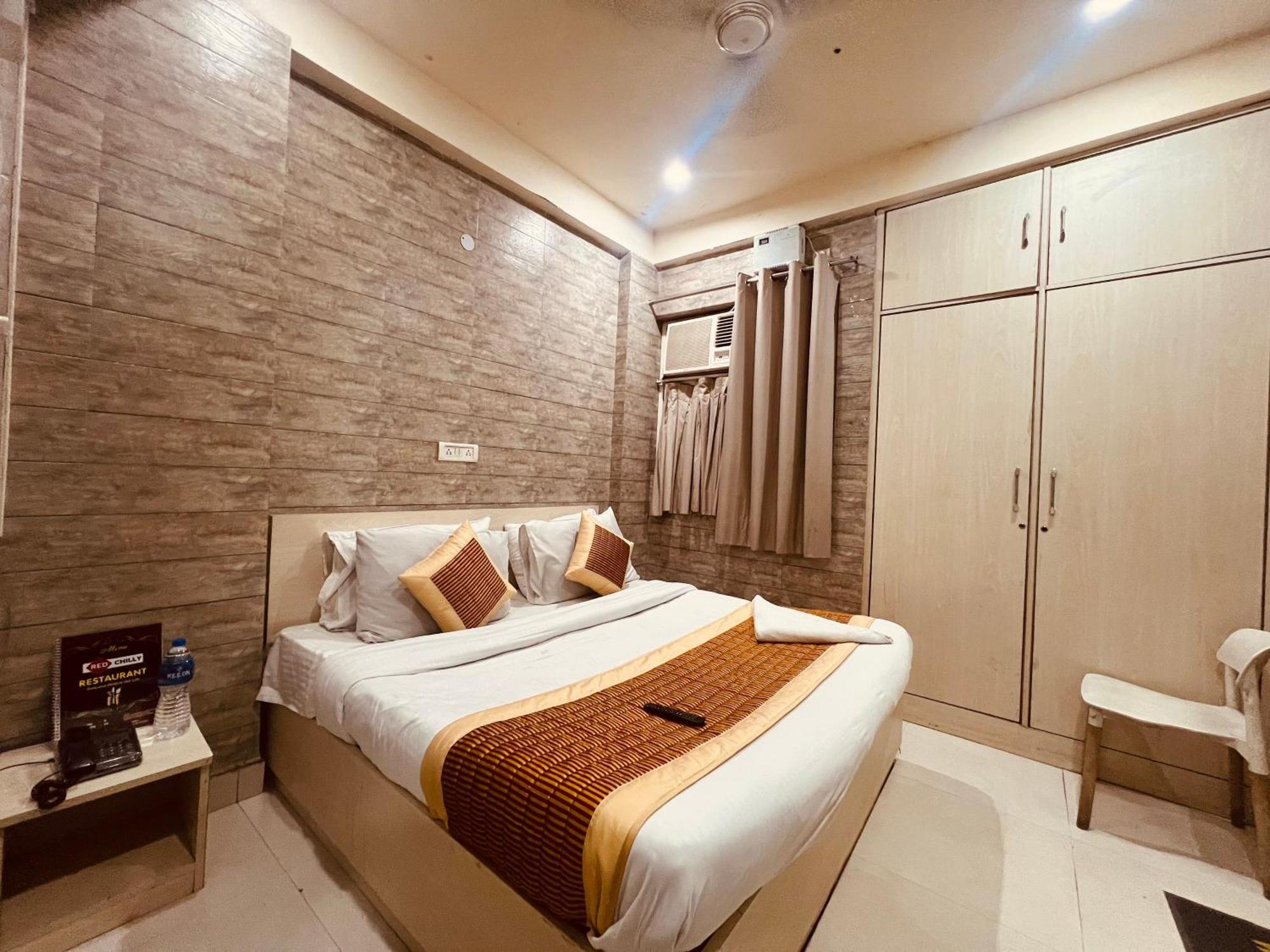 Red Chilly Near Model Town Delhi Metro Station 3* New Delhi
