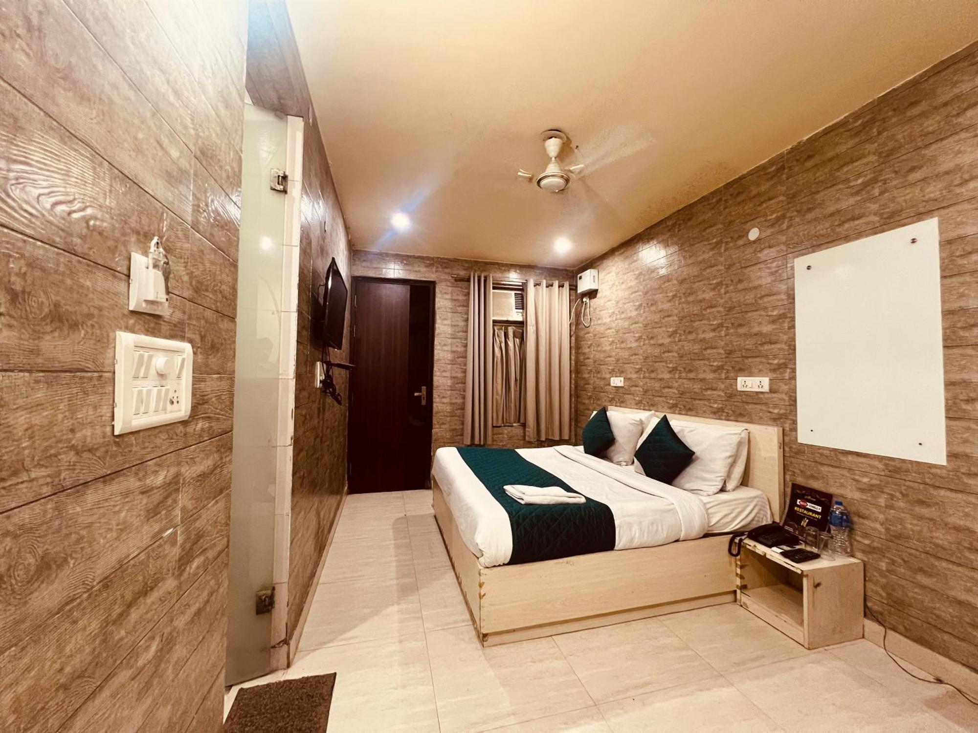 Hotel Red Chilly Near Model Town Delhi Metro Station 3*