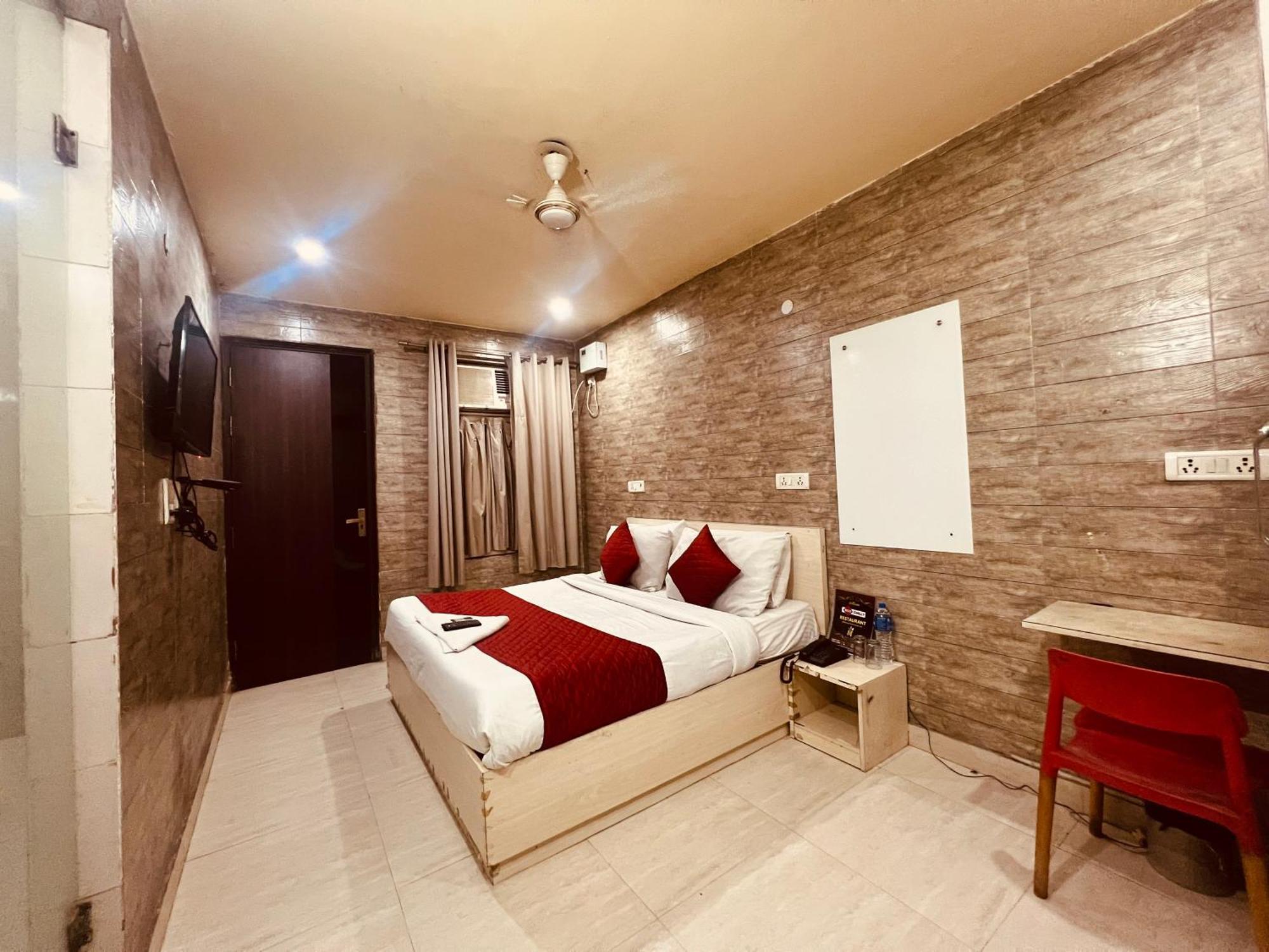 Red Chilly Near Model Town Delhi Metro Station Hotel New Delhi