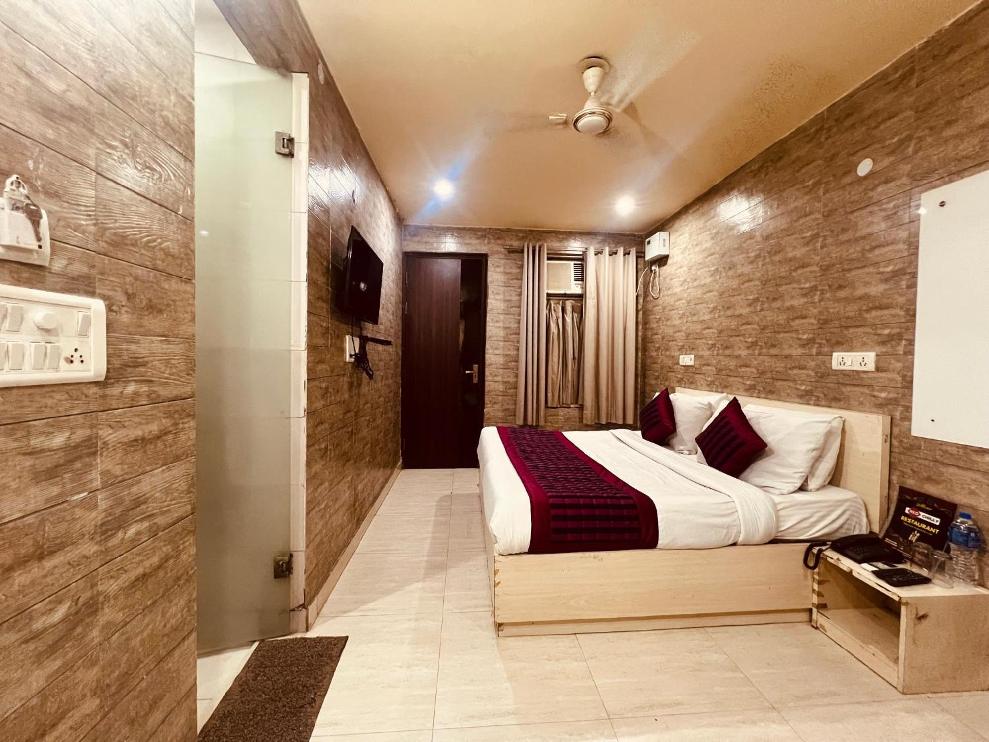 Red Chilly Near Model Town Delhi Metro Station 3*
