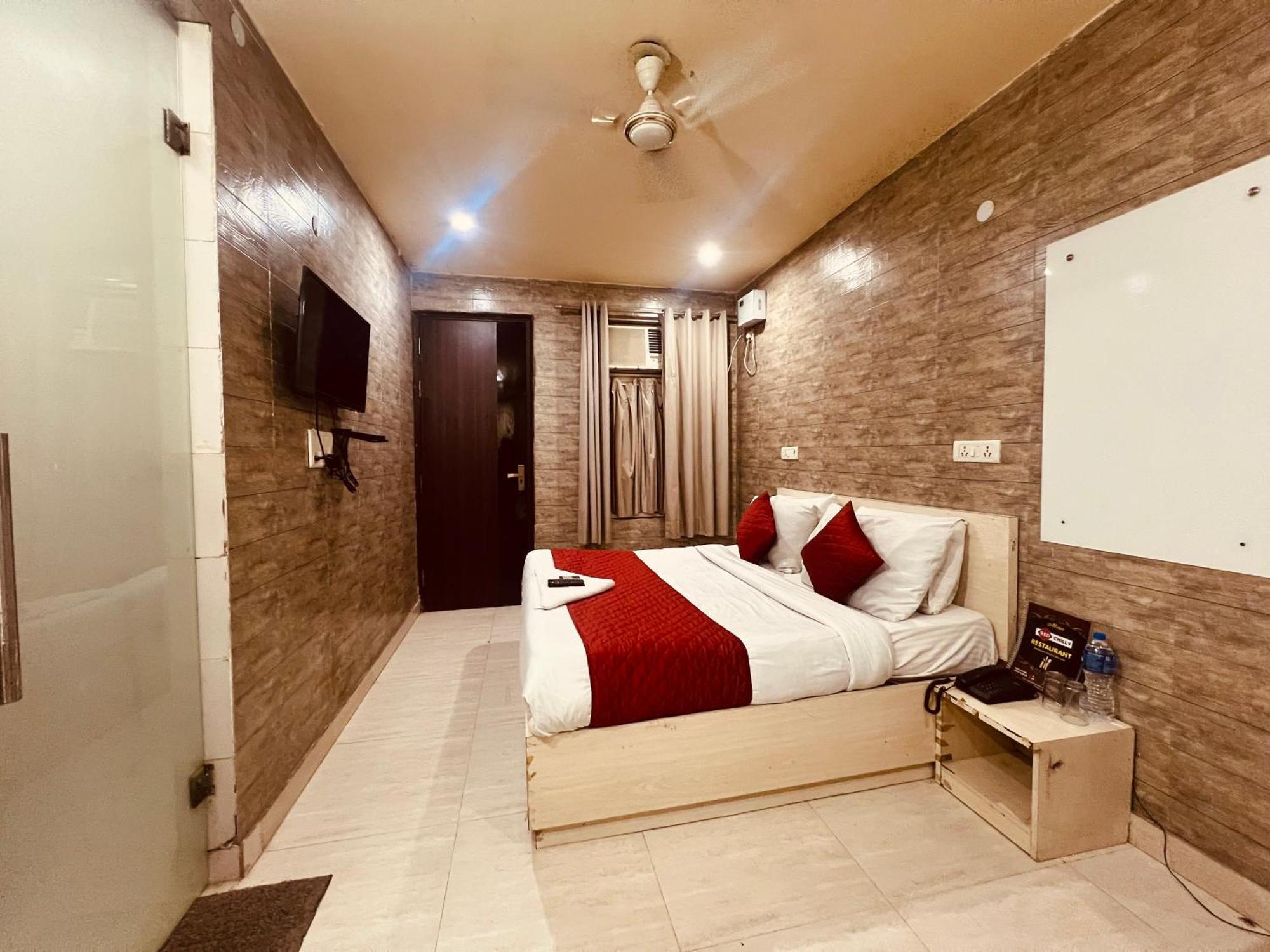 Red Chilly Near Model Town Delhi Metro Station 3* New Delhi