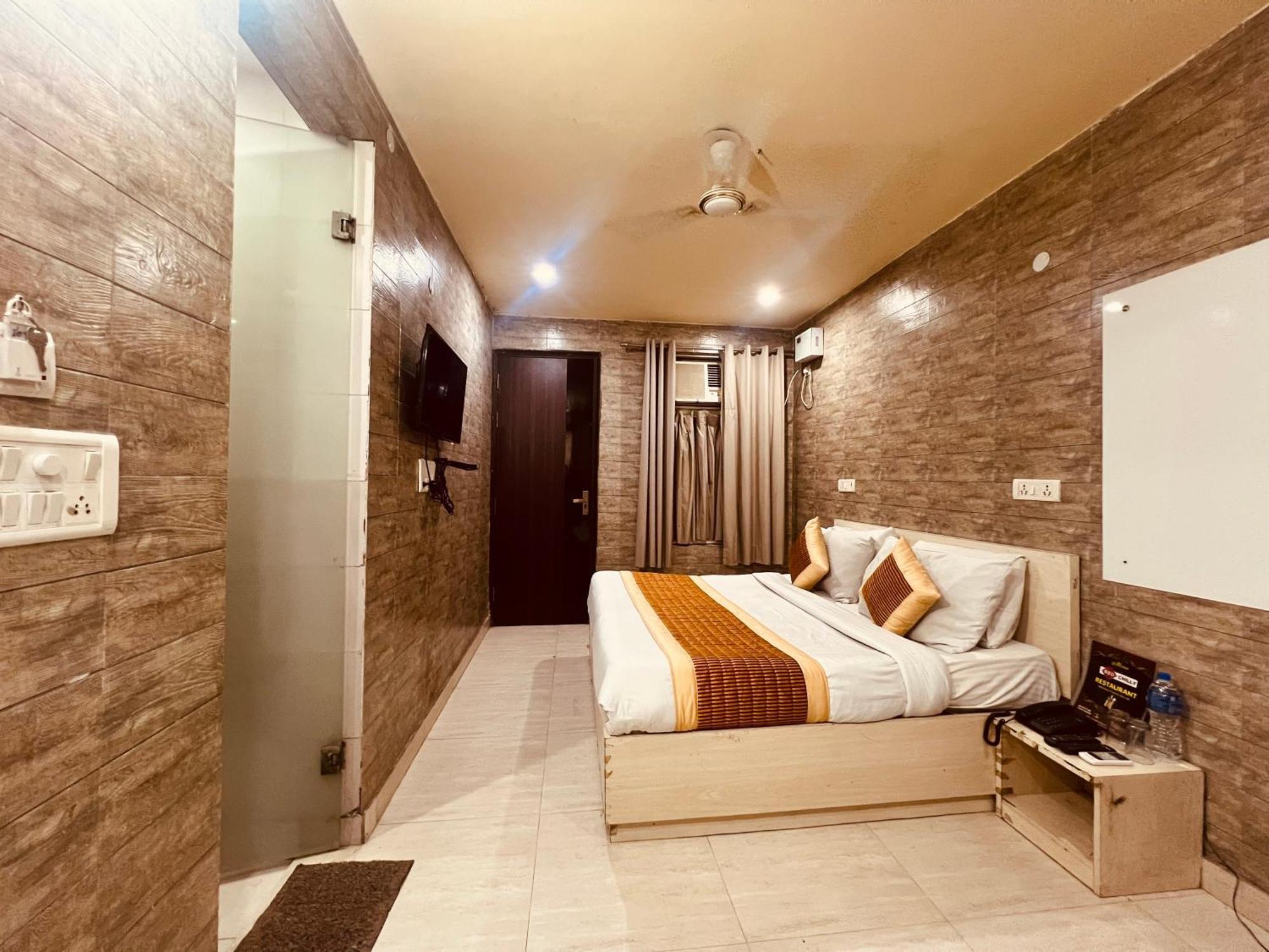 Red Chilly Near Model Town Delhi Metro Station Hotel