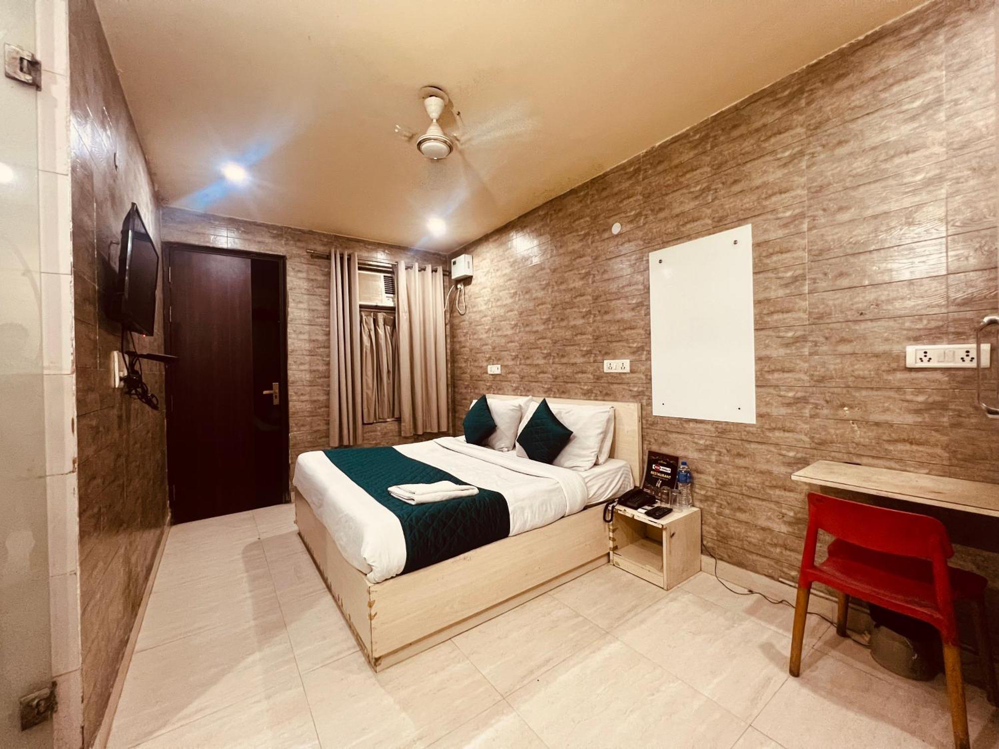 Hotel Red Chilly Near Model Town Delhi Metro Station New Delhi