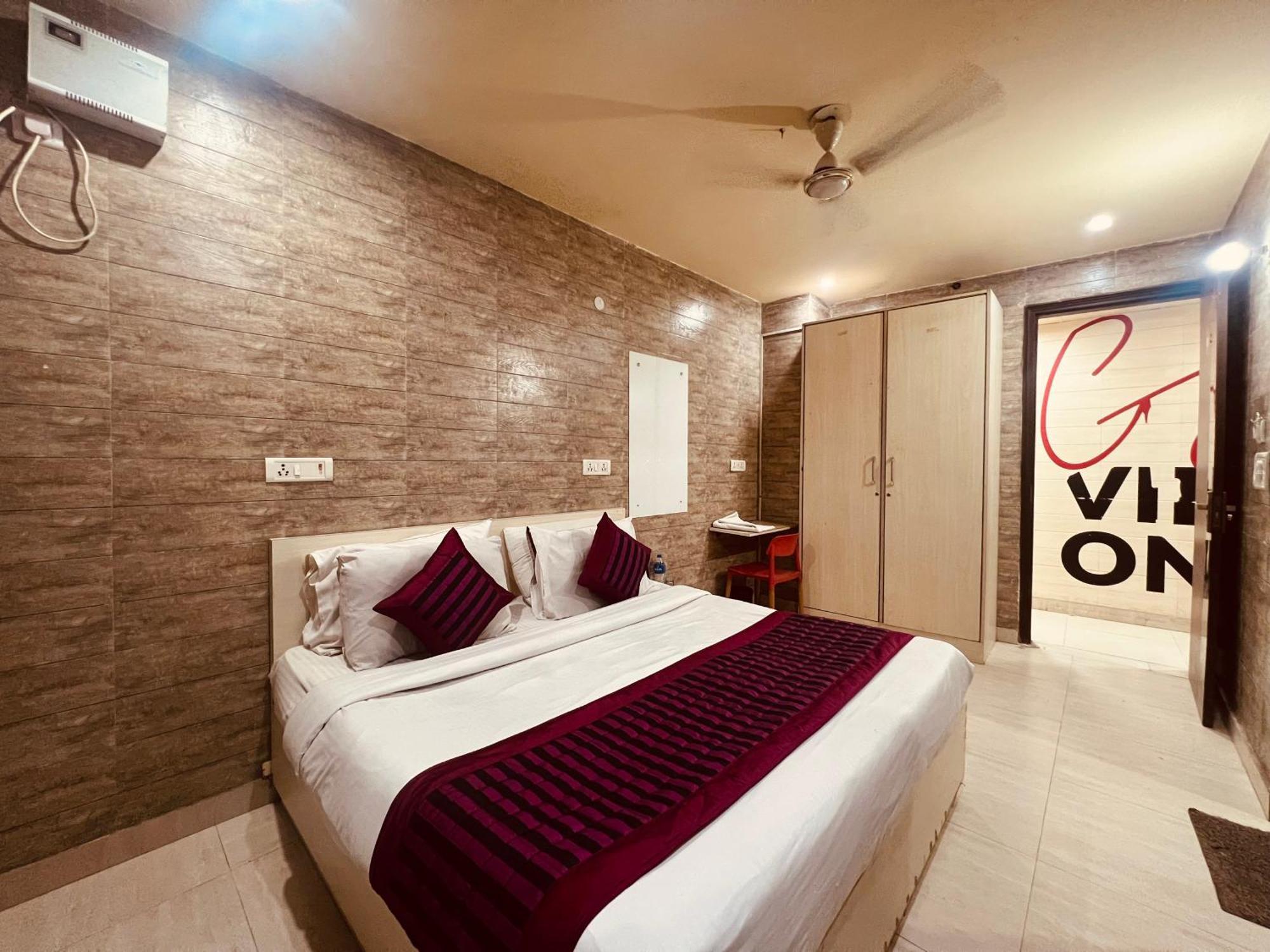 Hotel Red Chilly Near Model Town Delhi Metro Station 3*