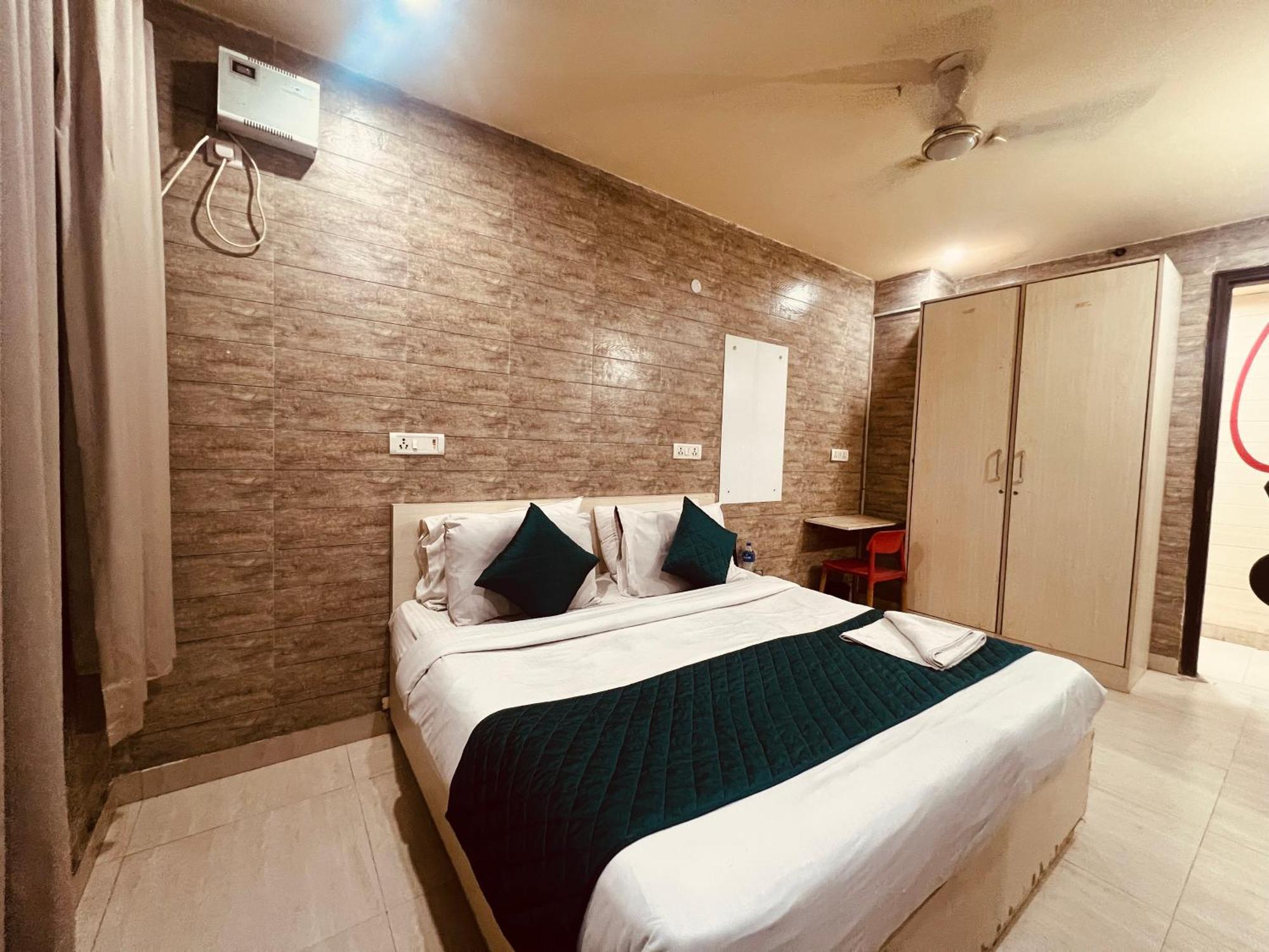 Red Chilly Near Model Town Delhi Metro Station Hotel New Delhi