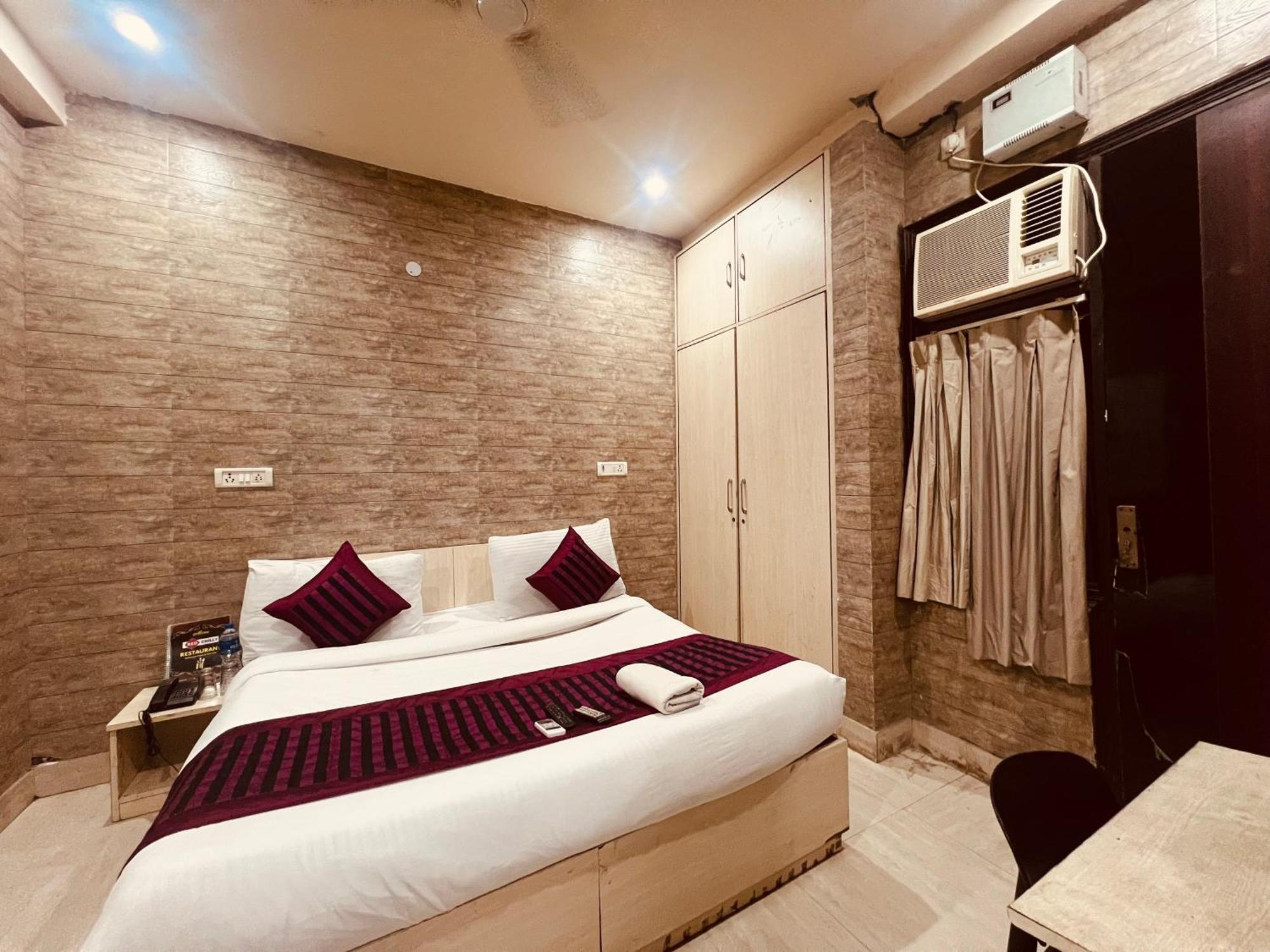 Hotel Red Chilly Near Model Town Delhi Metro Station New Delhi